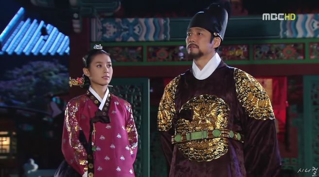 동이와 임금이 한복을 입고 대화하는 사진