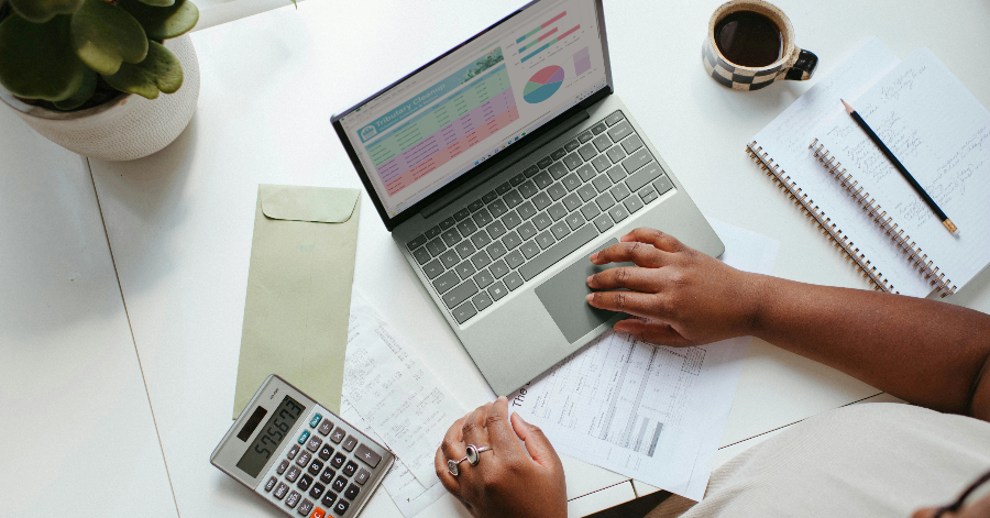 경제적 자유를 위해 자산, 수입, 지출의 구성 요소와 공식을 표로 정리하는 모습