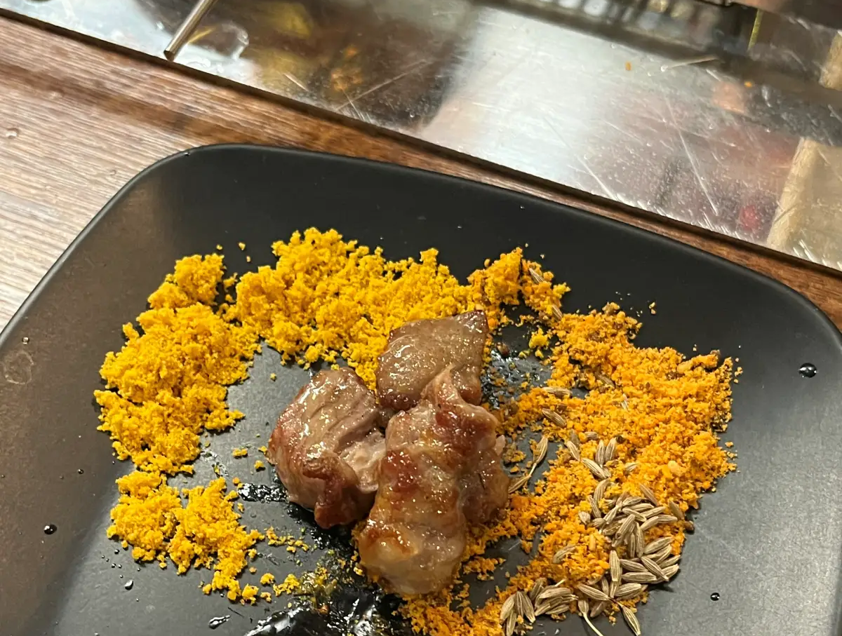 소스에 찍은 양꼬치