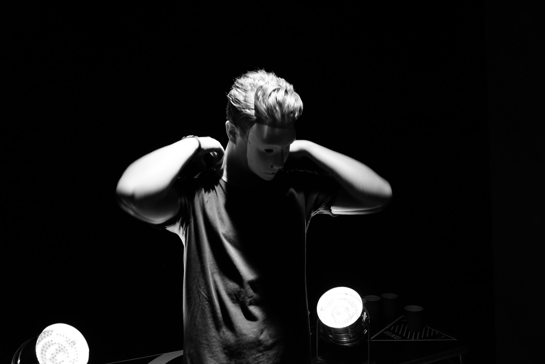 한 남자가 마스크를 쓰고 있는 모습.