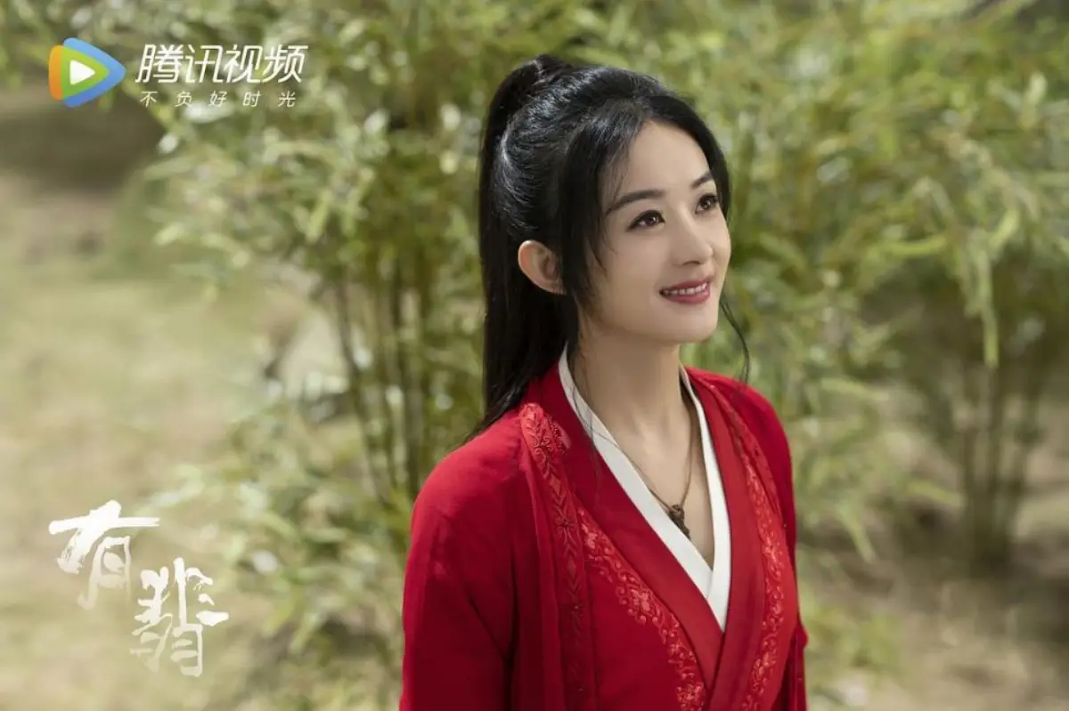 주비역의-조려영-붉은의상을-입고-어딘가를-바라보는-주비