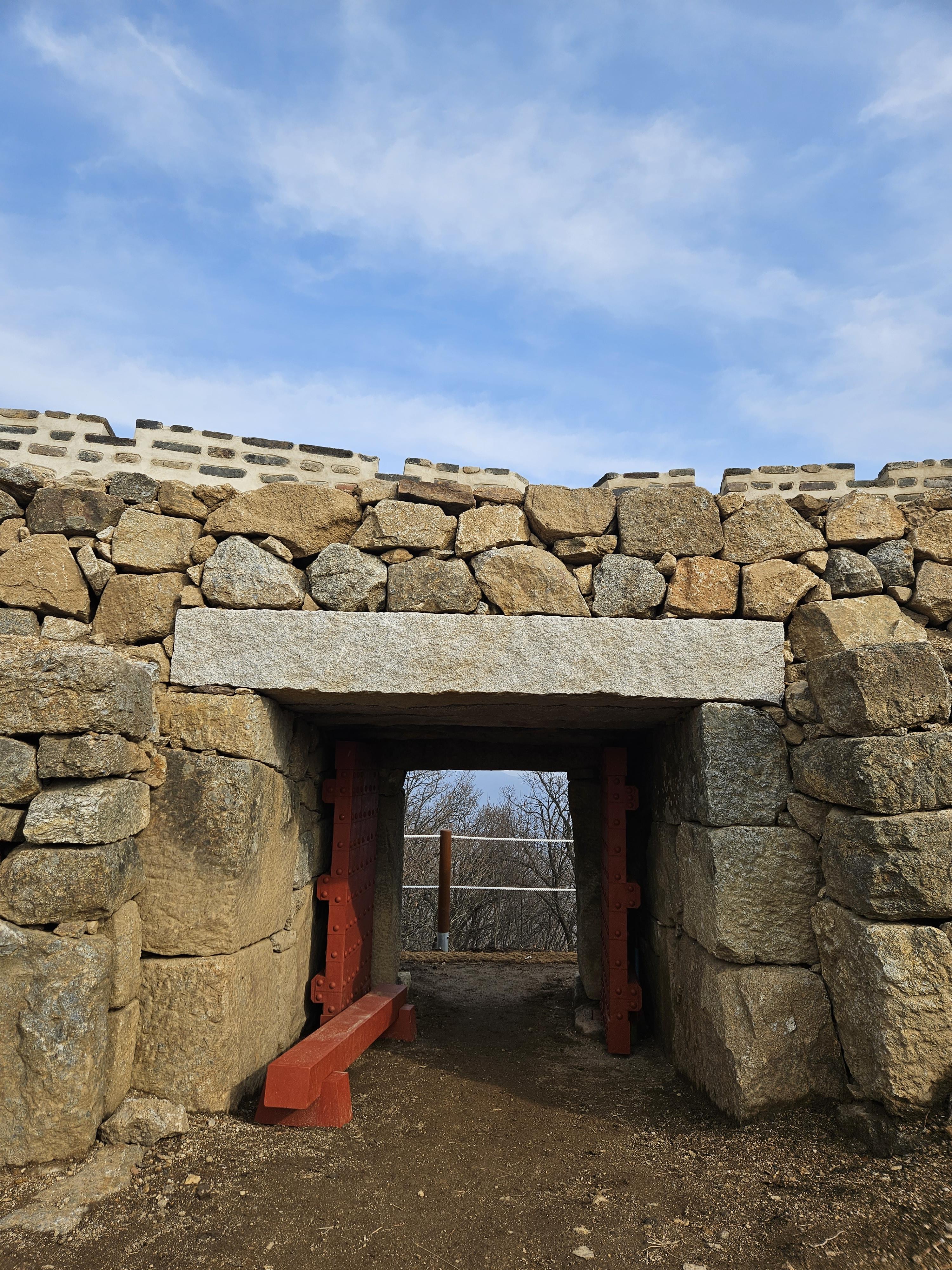 정상 근처 성곽을 나가는 문