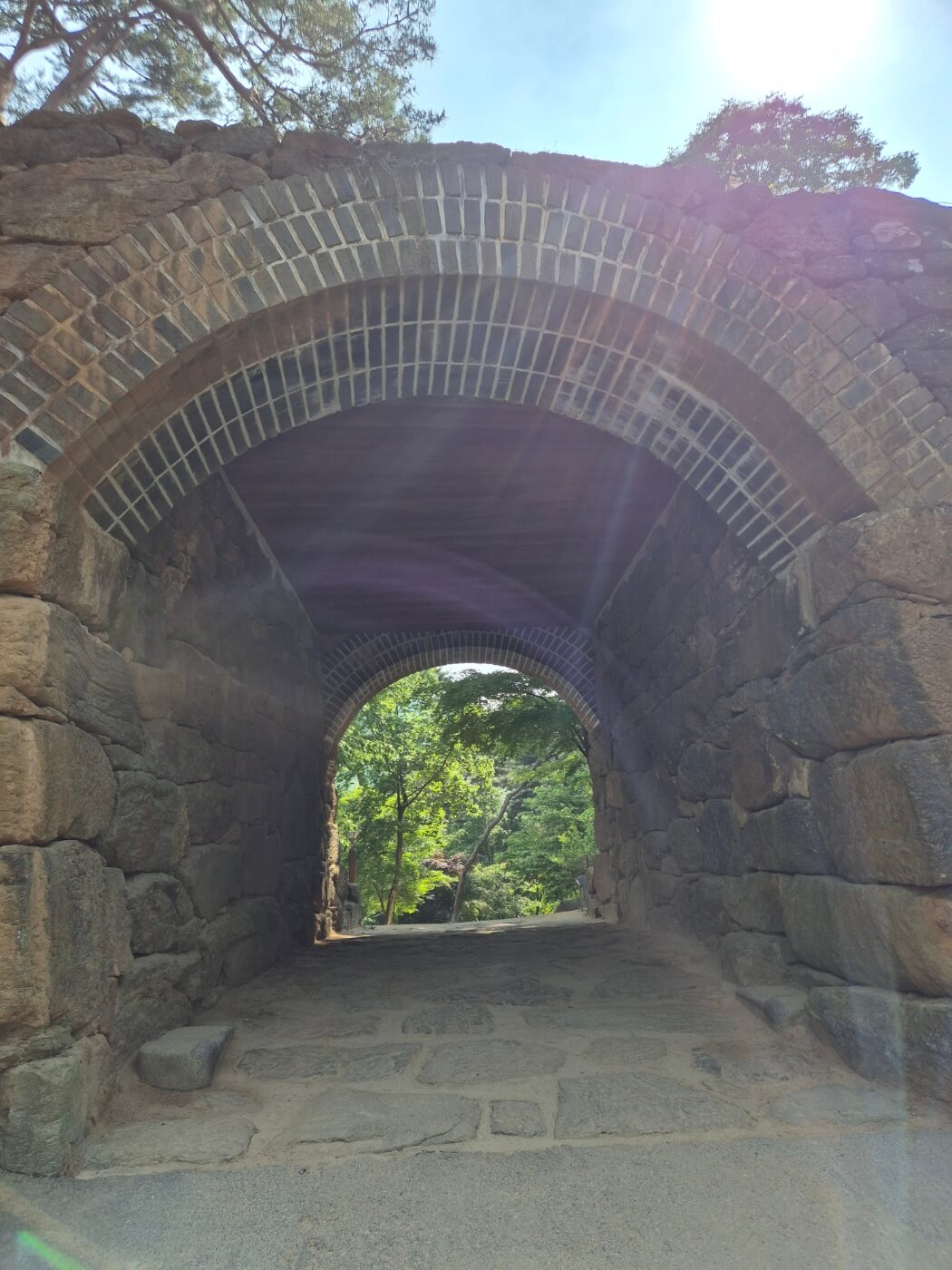 전등사 동문 입구