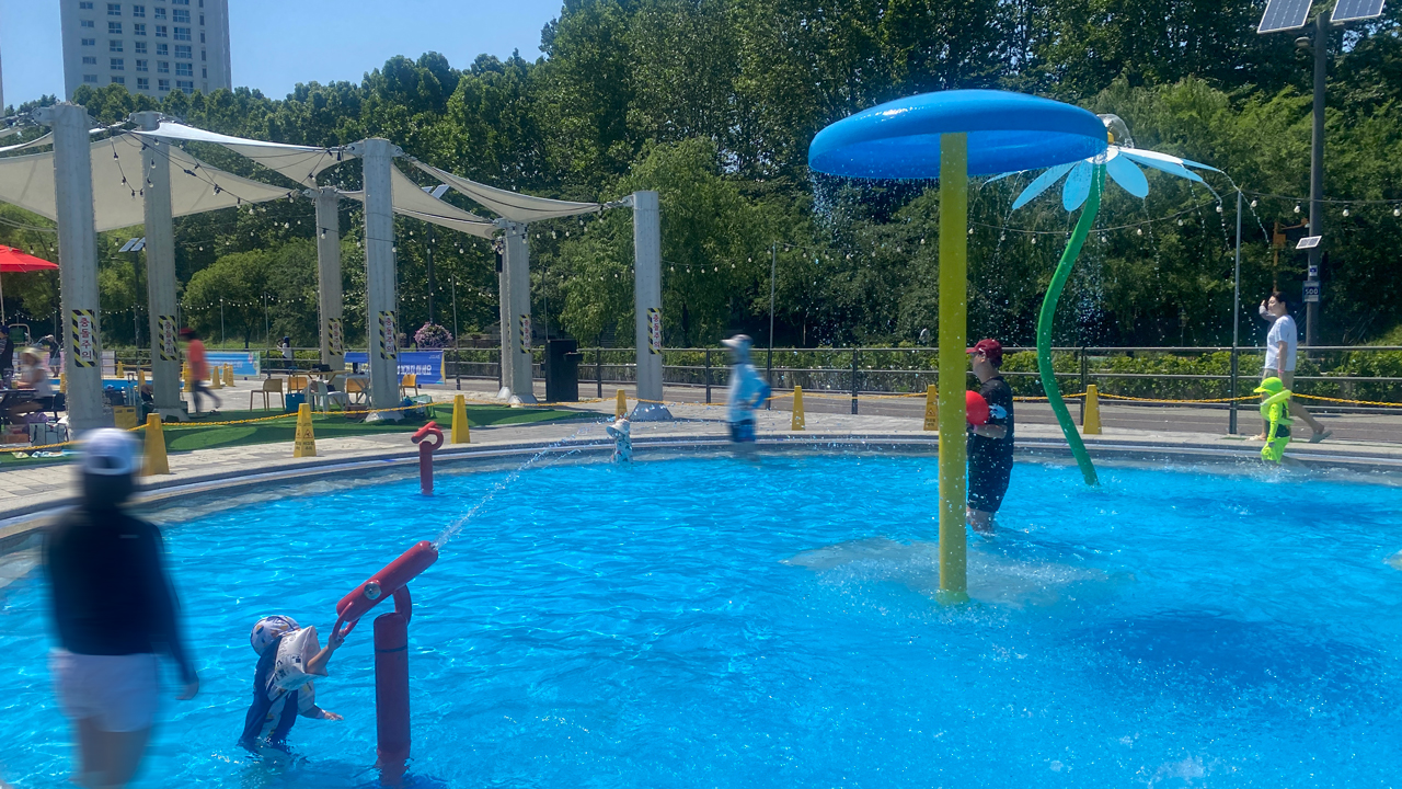 양재천 수영장 내, 다양한 물놀이 시설을 볼 수 있는 모습