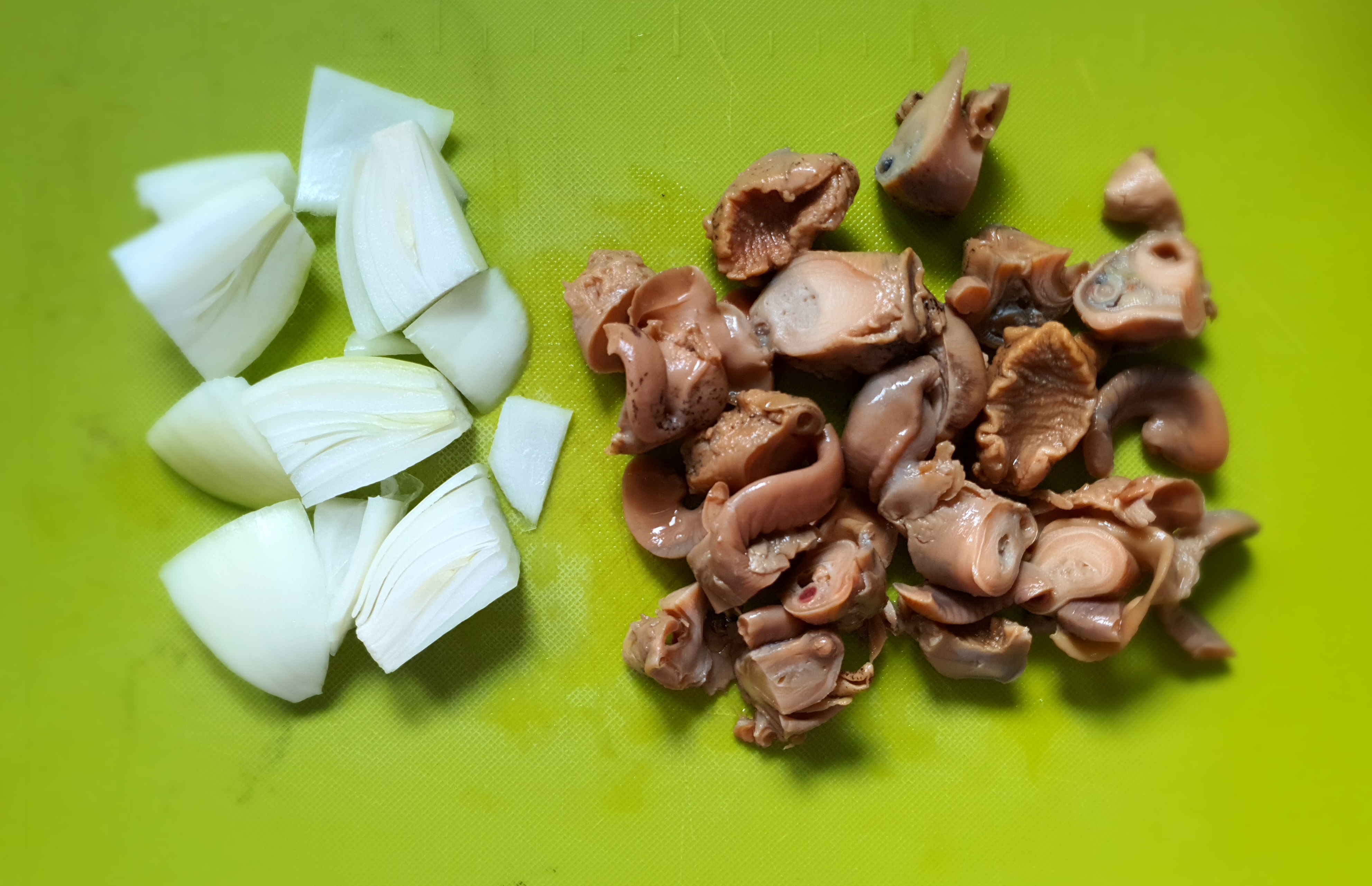 양파와-골뱅이가-주재료입니다.