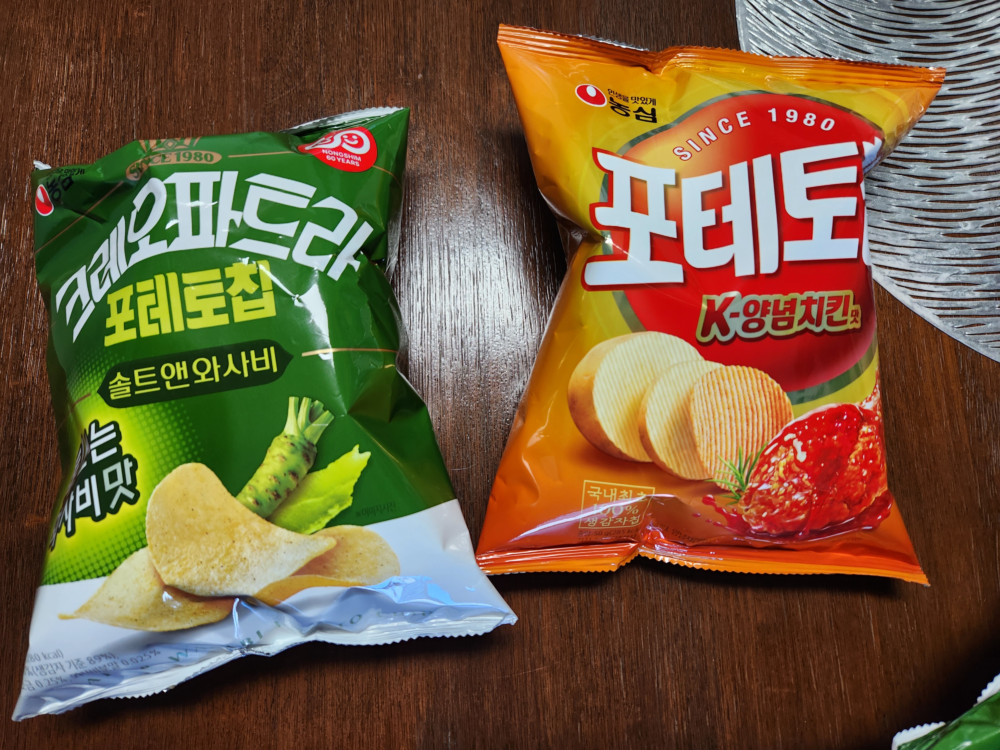 농심 감자칩 K-양념치킨과 크레오파트라 솔트앤와사비 사진