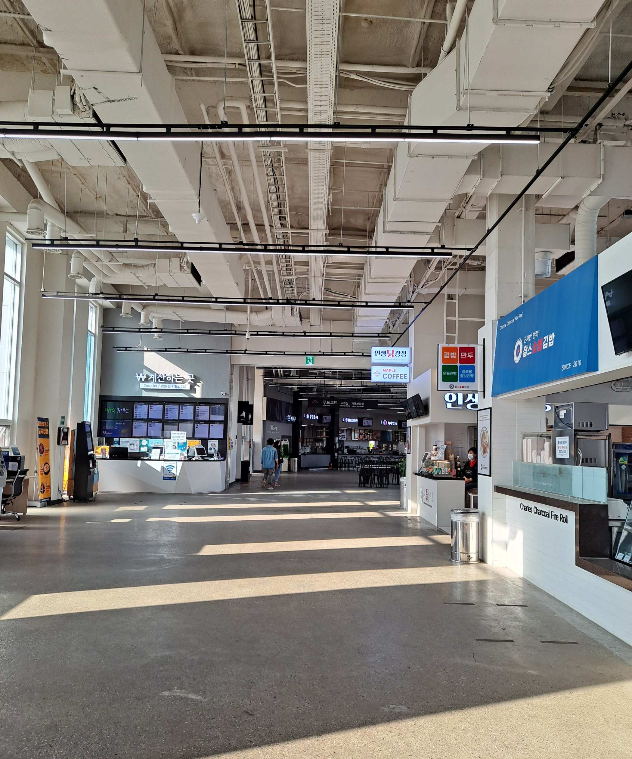 휴게소 푸드코트 내부