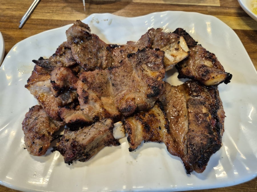 숯불 직화로 구워온 돼지갈비는 먹기도 좋습니다.