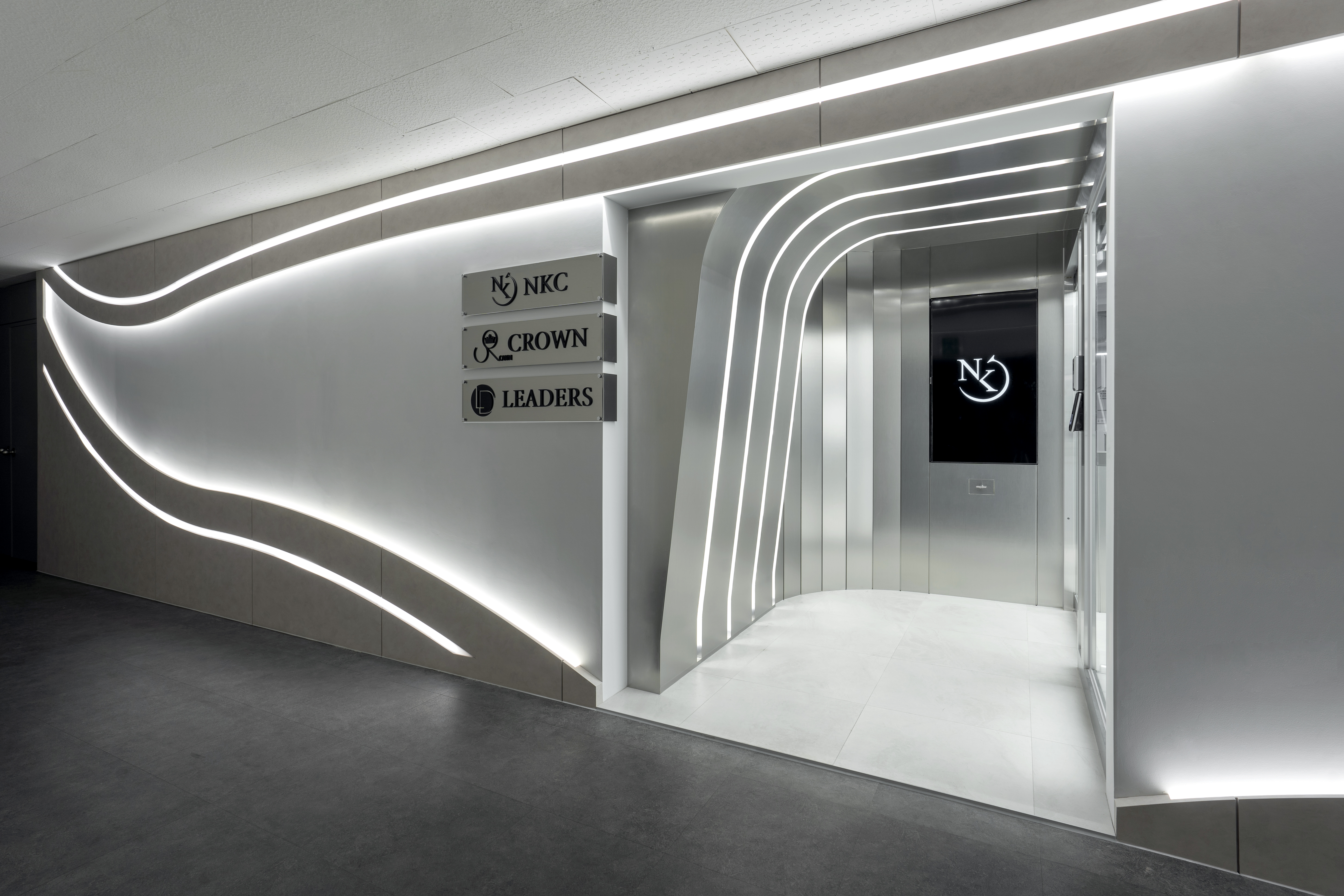 곡선형 메탈 디테일