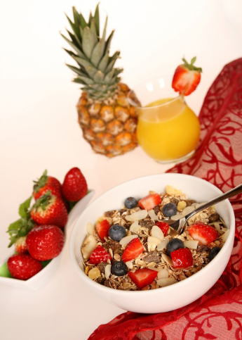 시리얼과 딸기 파인애플과 주스가 놓여있는 사진