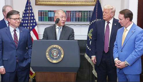 트럼프 대통령과 함께 미국 투자 결정을 발표하고 있는 현대자동차 정의선 회장의 모습