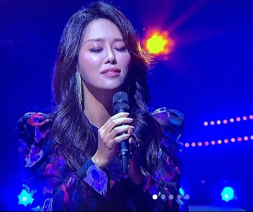 현역가왕- 파란색 무대와 조명 파란색 원피스를 입고 긴 웨이브머리에 검은 마이크를 들고 눈감고 노래하는 박혜신