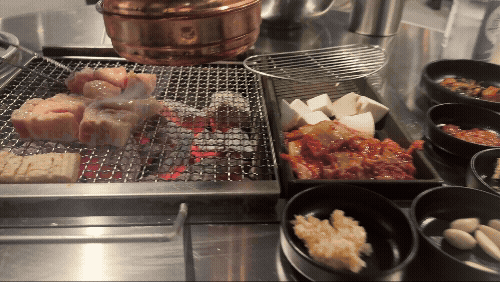 논현동 1703 참한집에서 직원이 숯불 위에 삼겹살을 구워주는 장면 동영상 GIF