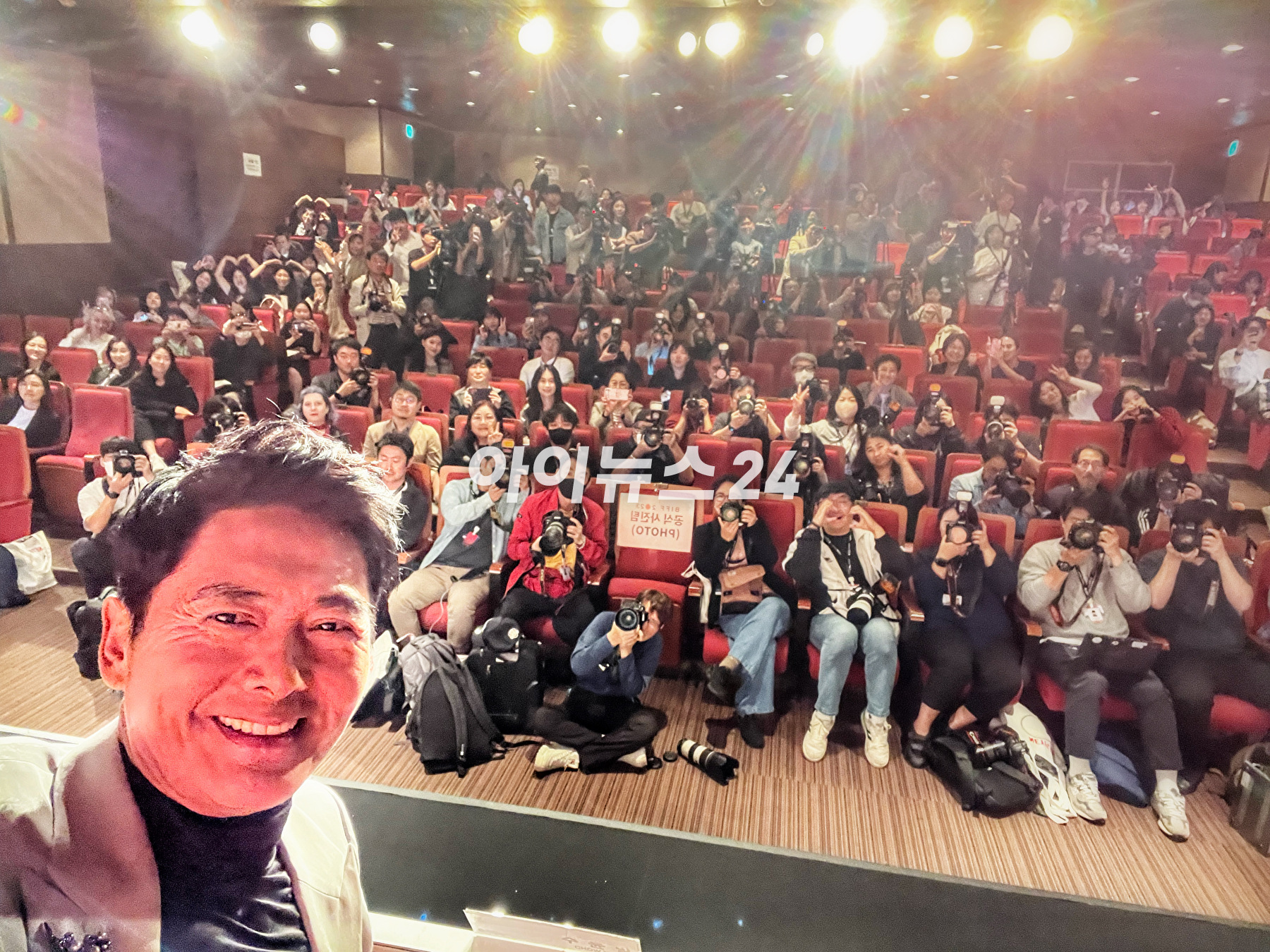 배우 주윤발(저우룬파)이&nbsp;5일 오후 부산광역시 해운대구 우동 KNN타워에서 진행된 제28회 부산국제영화제 공식 기자회견에 참석해 포토타임을 갖고 있다. [사진=정소희 기자]