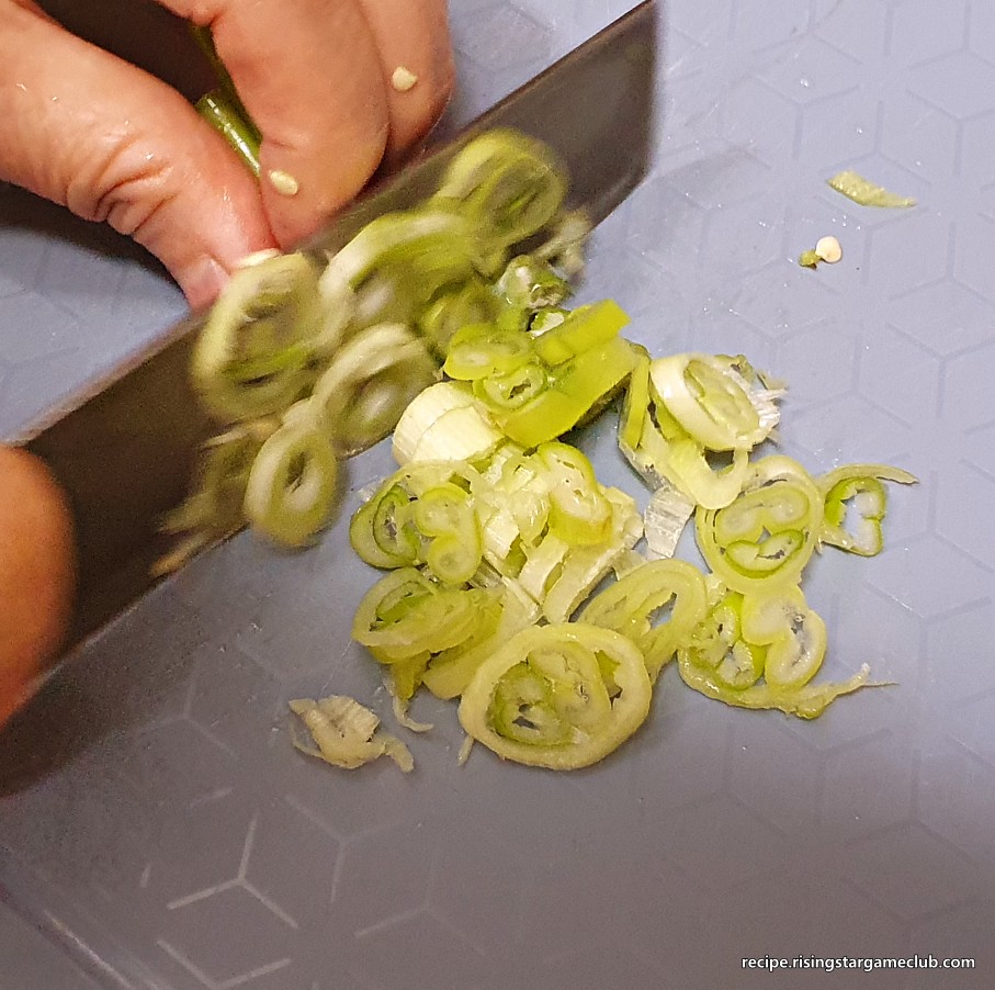 두부조림 양념에 들어갈 대파를 손질하는 사진