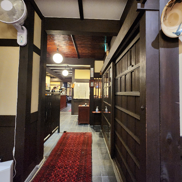 목조 기둥과 아이보리 벽이 조화된 일본식 내부