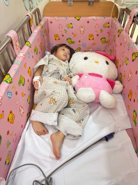 병실 침대에 누워있는 아기