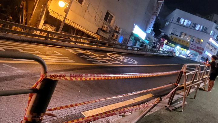 응봉동 마을버스 8번 사고 제보 승용차 충돌로 가드레일 떨어져 나감