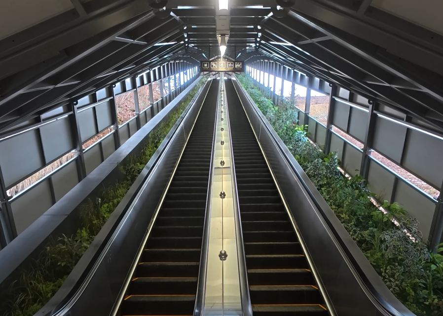 정말 경사진 곳에 에스컬레이터를 만들어 놓았네요. 너무 잘 한것 같습니다.