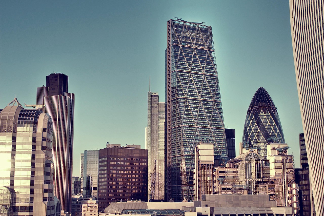 런던 금융지구에 위치한 Cheesegrater와 Gherkin을 중심으로 고층 빌딩들이 늘어선 스카이라인 전경, 현대적이고 개성 있는 건축물이 조화를 이루고 있는 모습