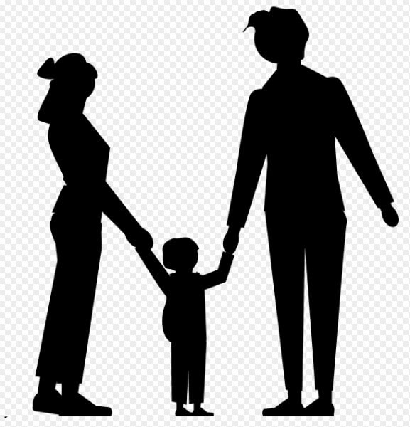 어린 아이의 손을 잡고 있는 엄마와 아빠