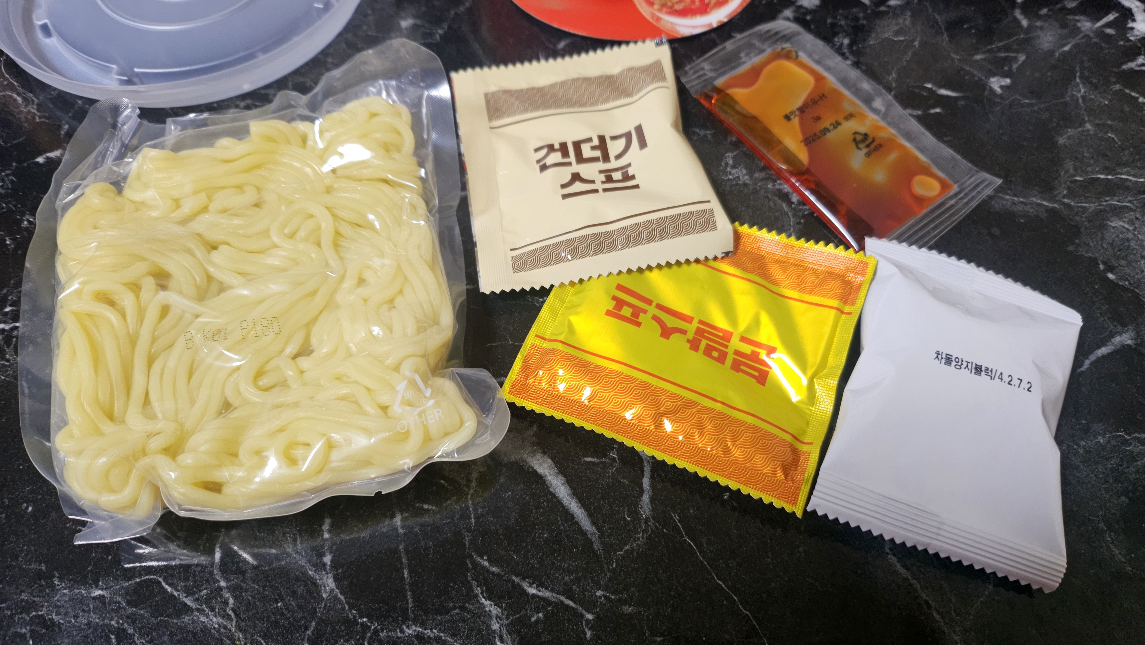 차돌짬뽕 컵라면 구성품