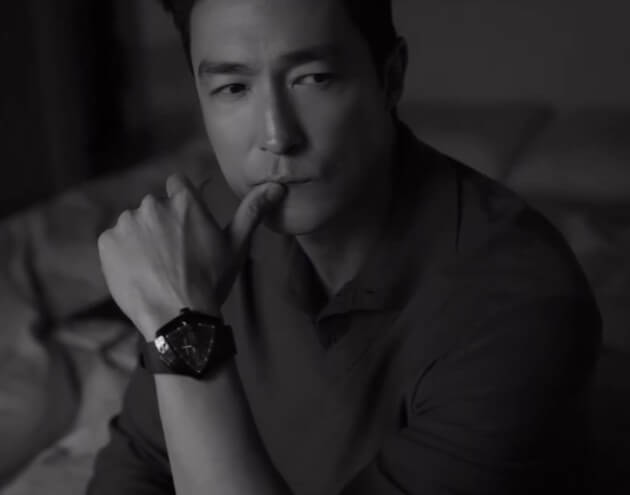 다니엘-헤니가-해밀턴-시계를-착용하고-앉아있는-흑백-사진