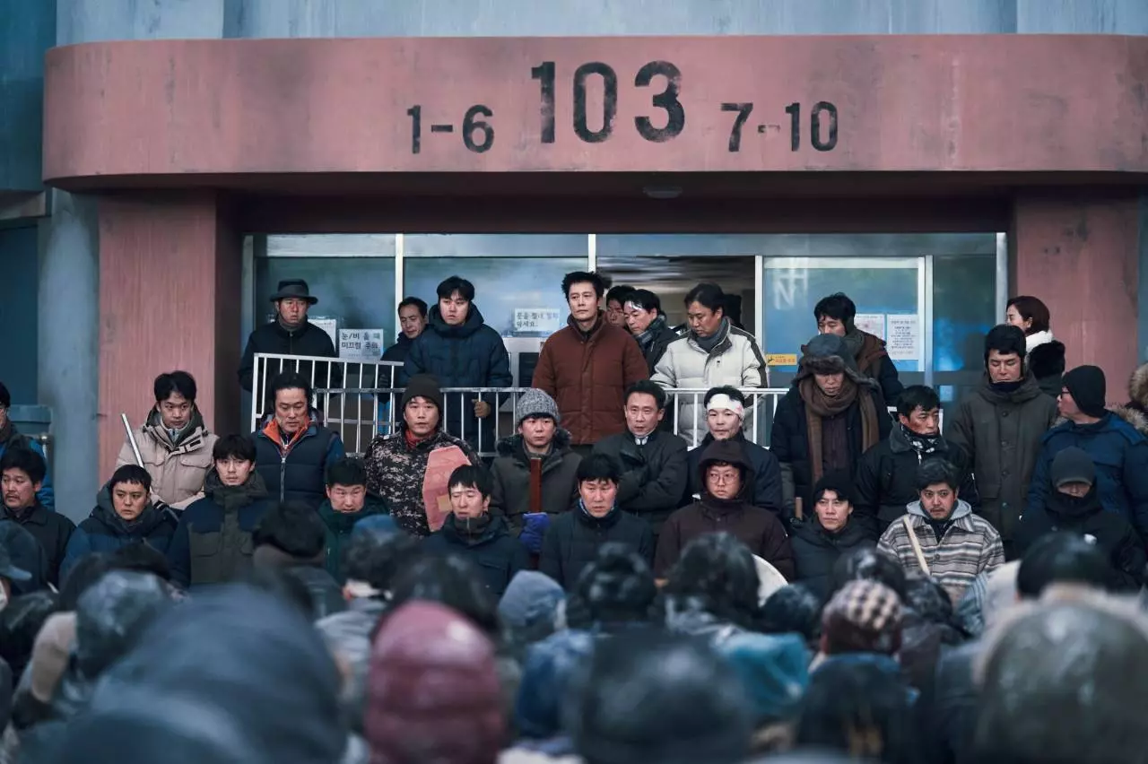 영화 콘크리트 유토피아 황궁아파트 앞 세입자와 외부자