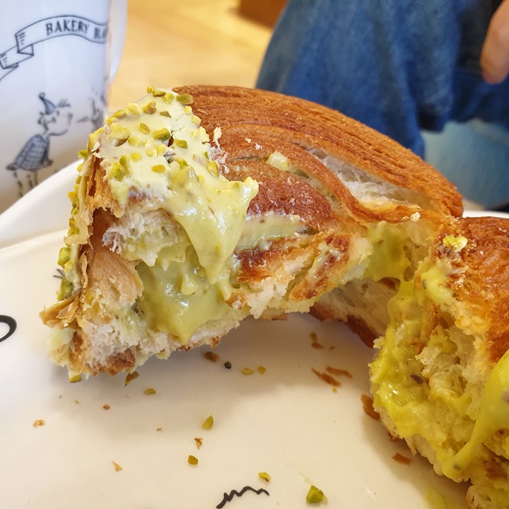 블레어베이커리의-피스타치오크림필즈를-자른-단면에-피스타치오크림이-들어있다