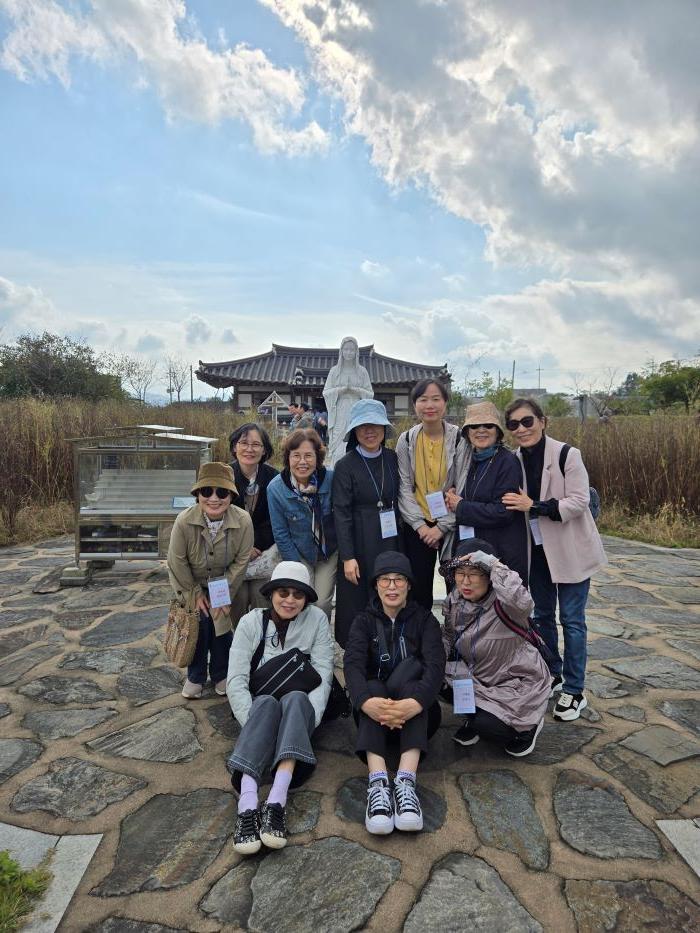 대흥 봉수산 순교성지 성모상 앞에서 레지오 단원들과 함께 한사진