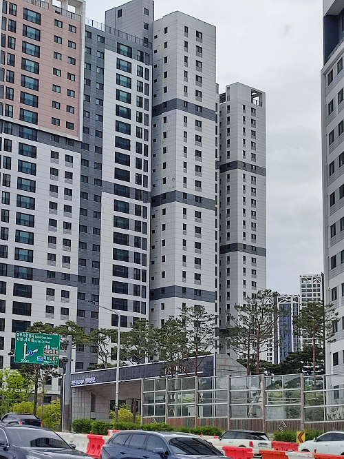 과천 푸르지오 라비엔오 입구