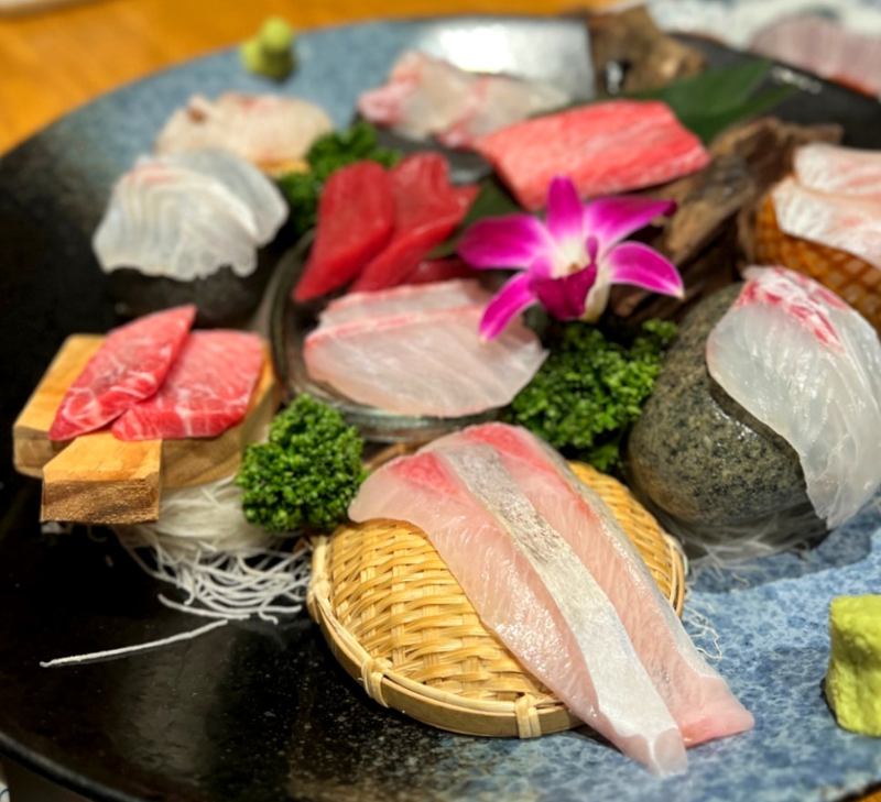 회가 접시에 있다.