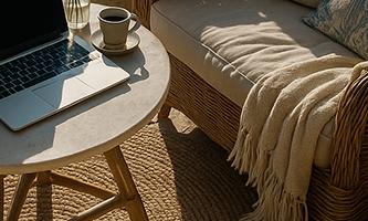 50대를 위한 디지털 노마드 창업을 상징하는 해안가 작업 공간