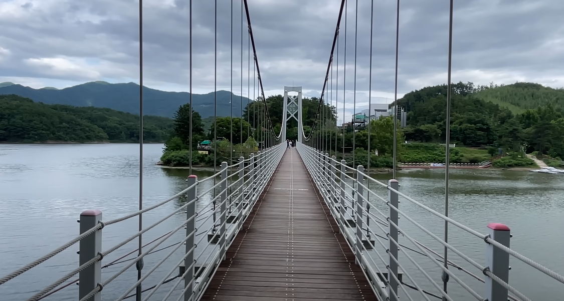 초평호 바로 위에 떠있는 것처럼 자리하고 있는 하늘다리