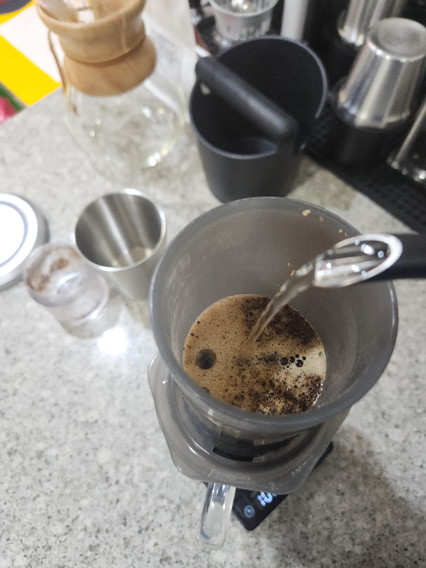 150g이후 센터푸어로 전환하여 물을 붓는다.