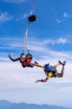 스카이다이버가-하늘을-내려오면서-낙하산이-펼쳐지는-모습