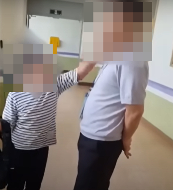 지난 3일 전북 전주 한 초등학교에서 학생이 교감의 뺨을 때리며 욕설을 내뱉는 사건이 발생했다. 사진은 사건 당시 현장을 담은 영상. [사진=전북 CBS 보도화면 캡처]