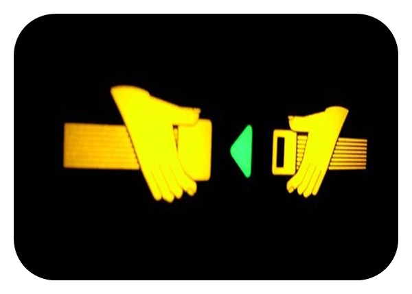 좌석 벨트 사인이 노란색으로 켜진 사진