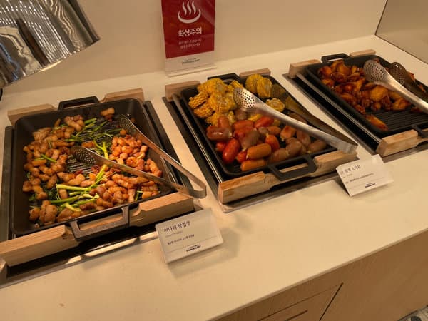 샤브올데이 동탄목동점 핫푸드 코너 - 삼겹살, 옥수수, 소시지, 치킨이 따뜻하게 데워져 있음