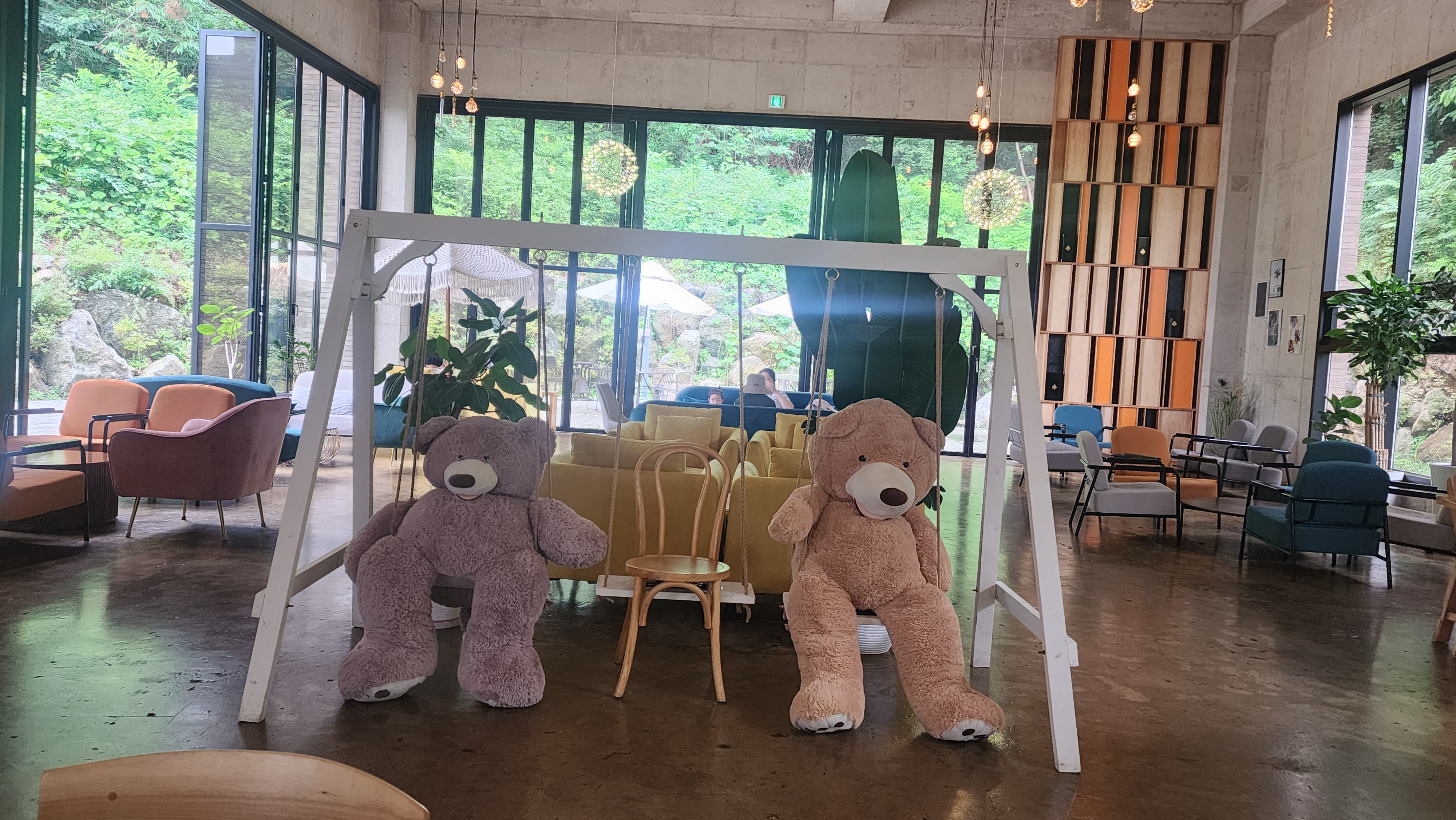 카페내 곰돌이사진