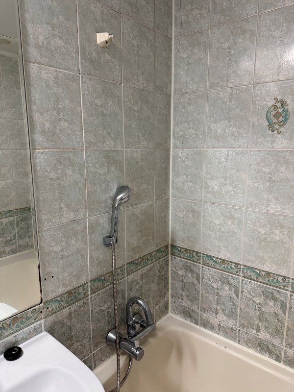 화장실 벽면 곰팡이 제거 된 모습