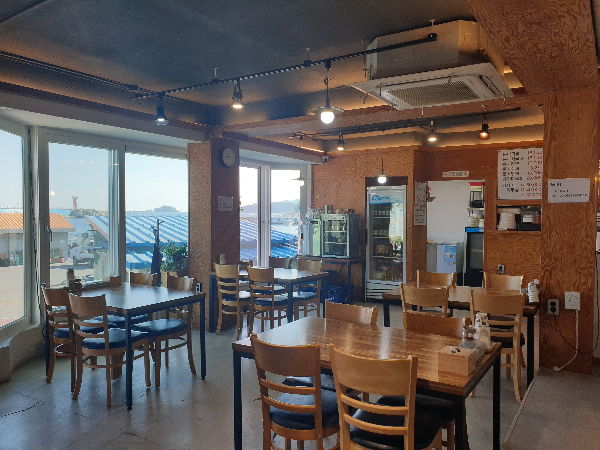 한쪽에 창이 있는 내부 멀리 바다가 보인다.