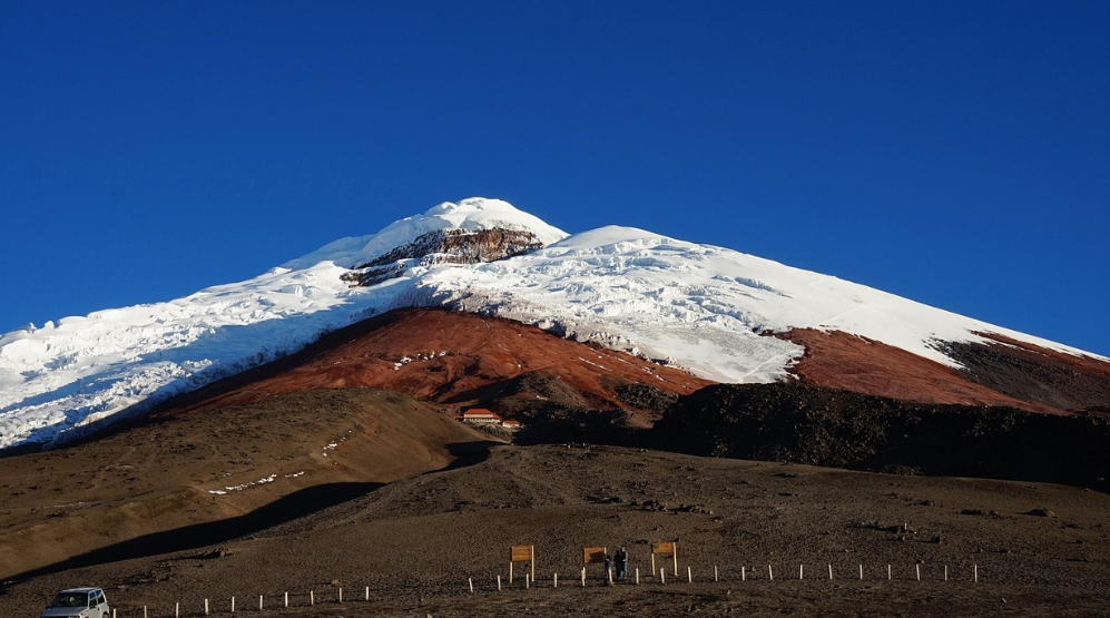 코토팍시 산의 눈 덮힌 전경