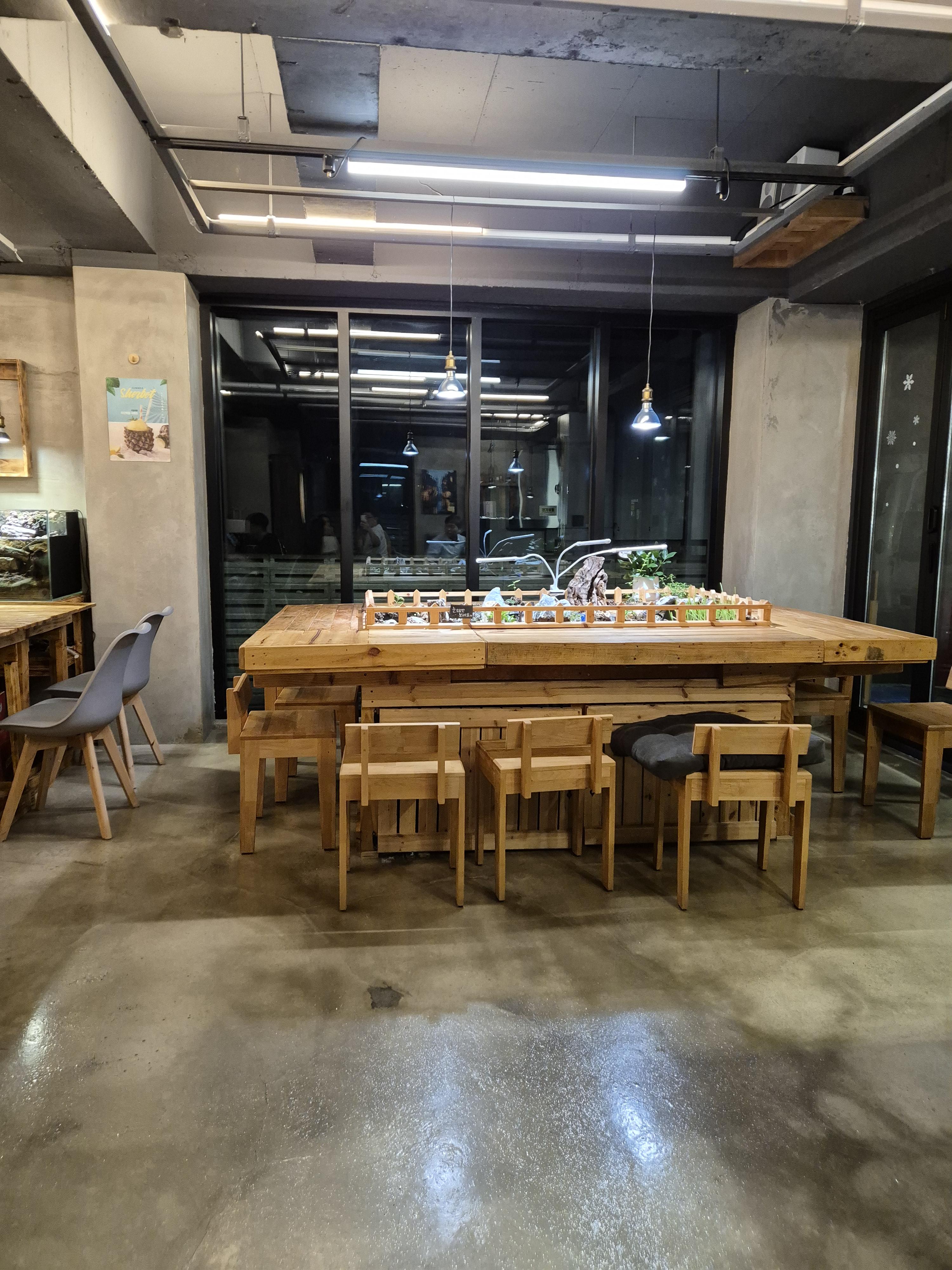 교촌동 쉼표 술집 큰 테이블