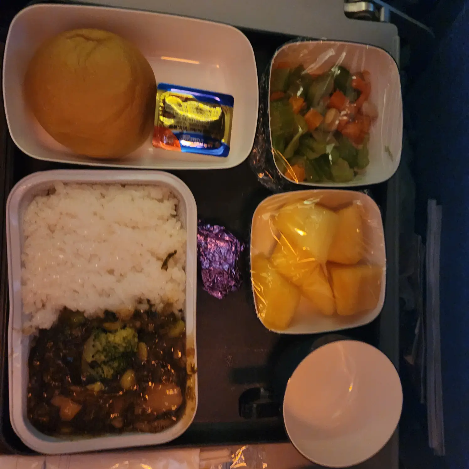 기내식-쌀과-장조림-망고-샐러드