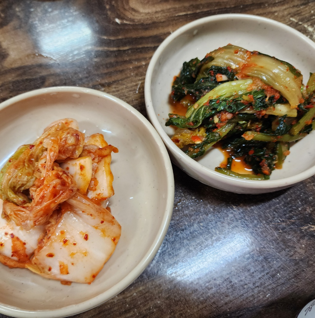 접시에 덜어놓은 김치