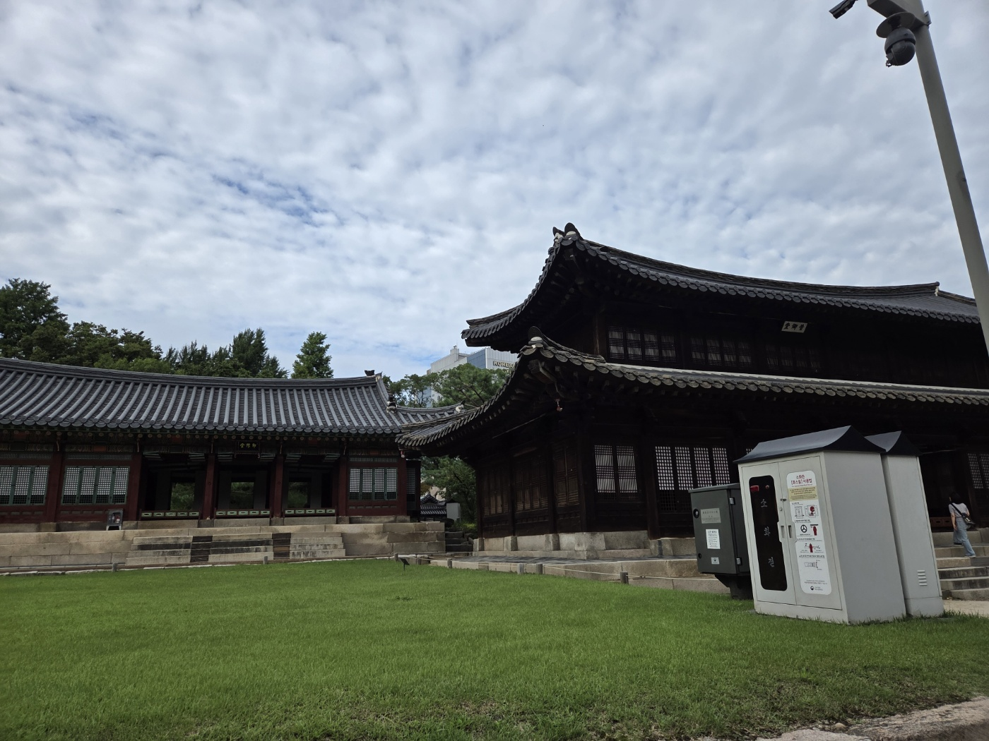 석어당(오른쪽 2층 건물)과 즉조당