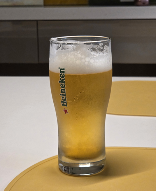 하이네켄 유리잔에 맥주를 담았다