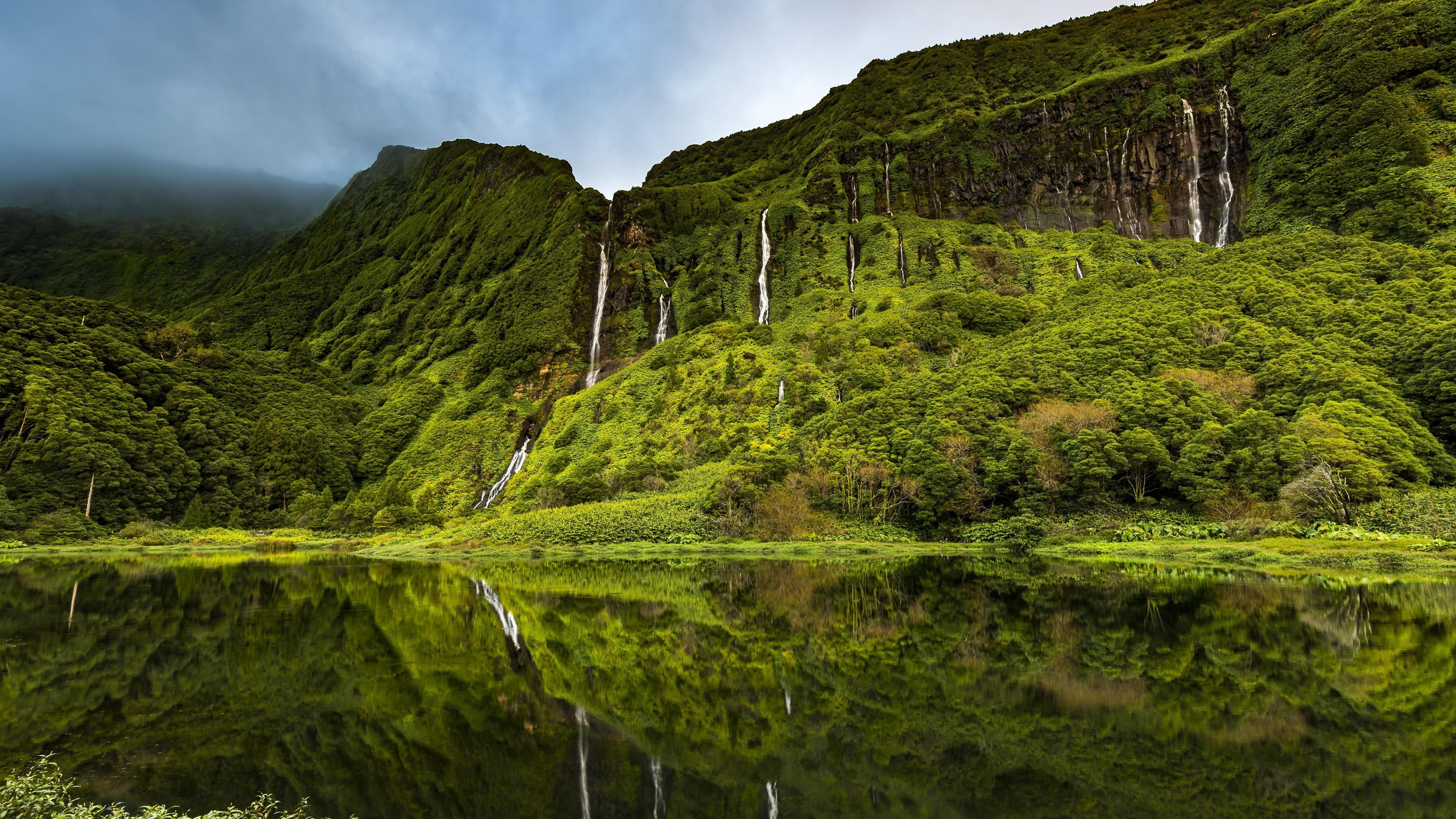 포르투갈 플로레스 섬의 Poco da Ribeira do Ferreiro
