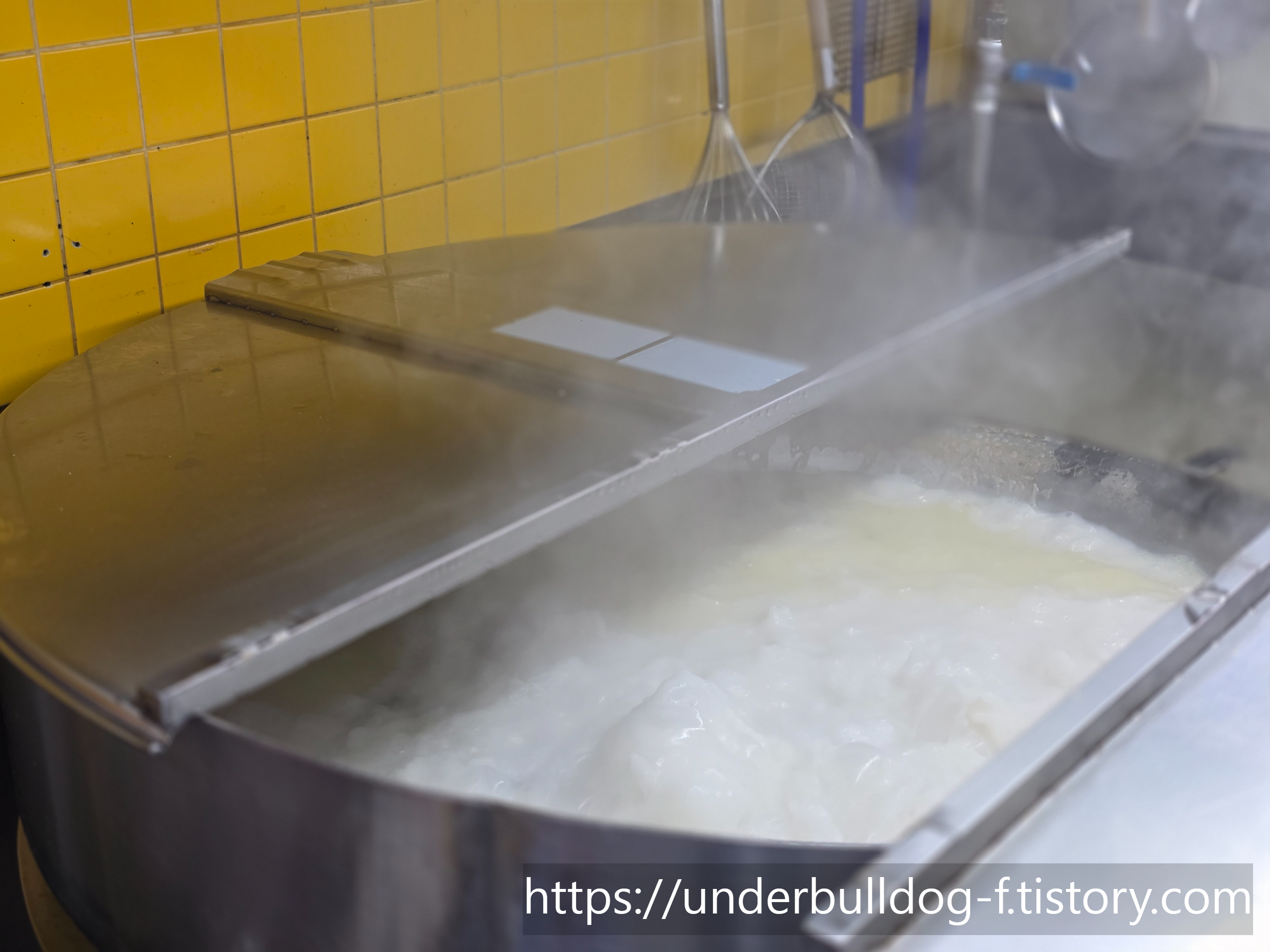 대형 솥에서 한우를 오래 끓이는 모습이 인상적이었던 수유동 맛집